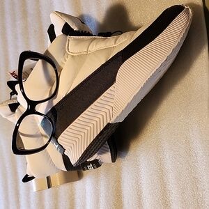 Brand New White SOREL Insulated Waterproof shoes